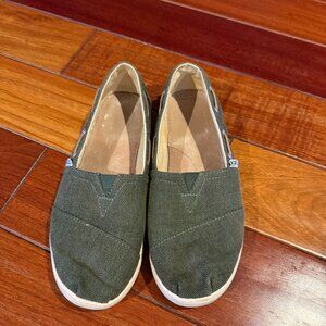 TOMS KIDS SIZE 4.5, ALSO WOMENS 7 GREEN